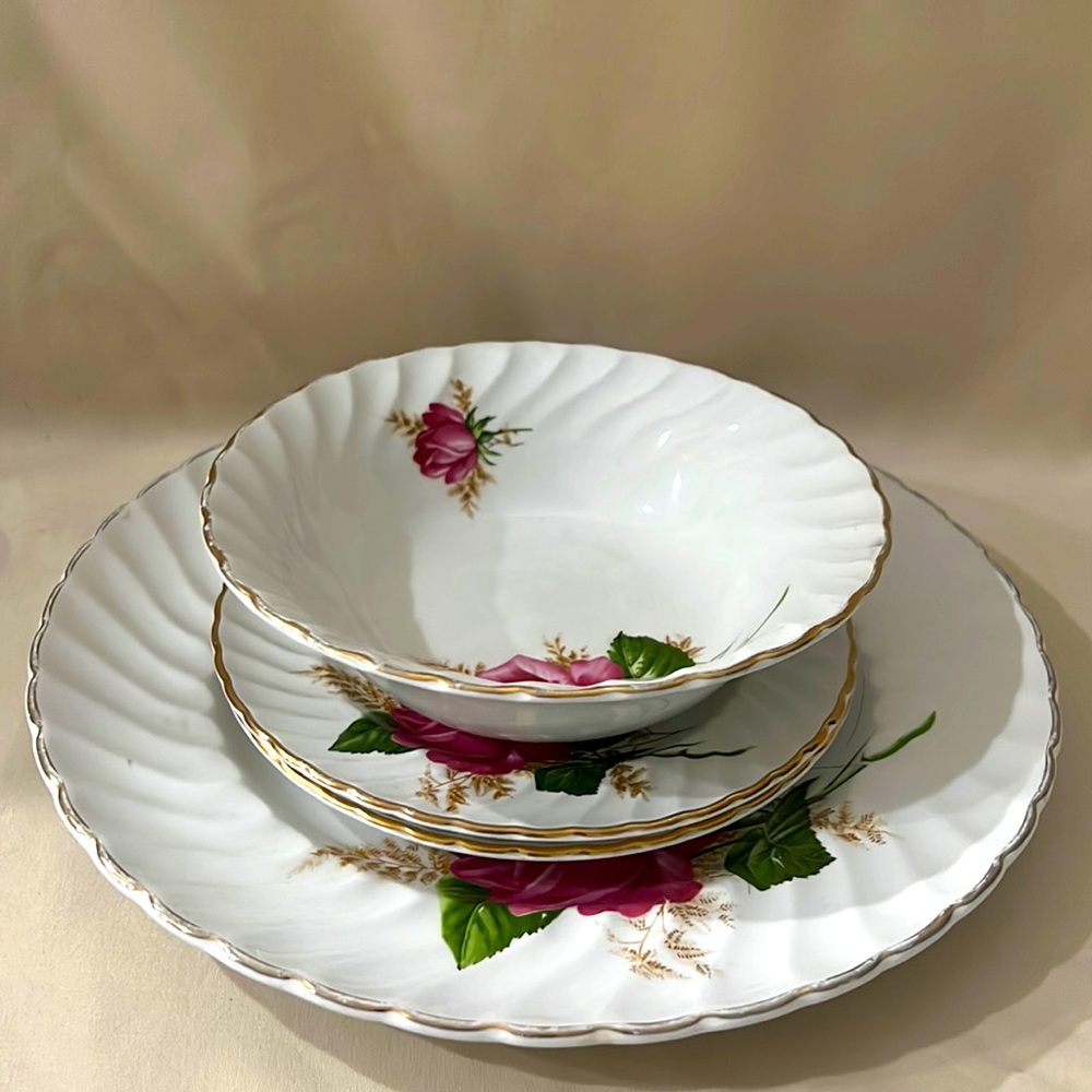Set of 4 Royal Wessex Swinnertons Alicia Pattern bowl/plates E1297
